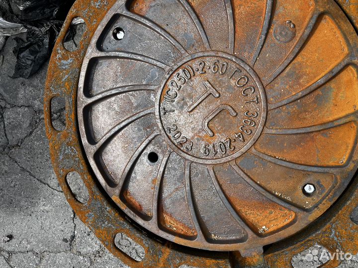 Люк чугунный новый