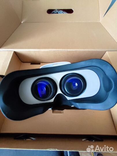 Очки виртуальной реальности с джойстиками