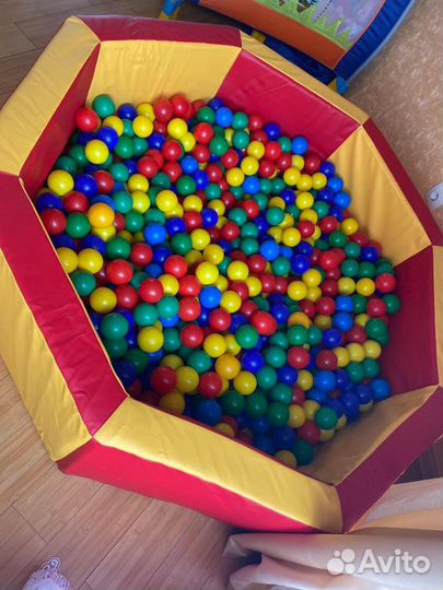 Сухой бассейн с шариками