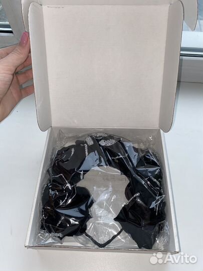 Ободок с цветами черными розами