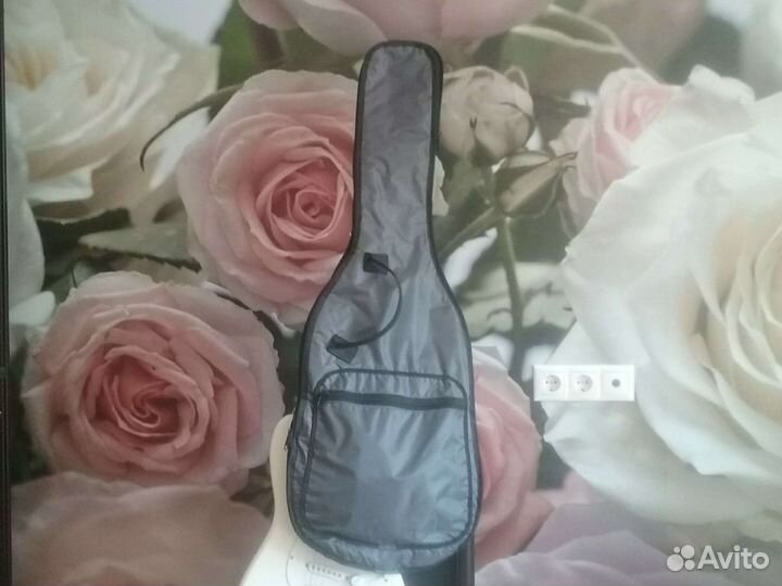 Электрическая гитара, усилитель, чехол, подставка