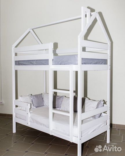 Кровать двухьярусная