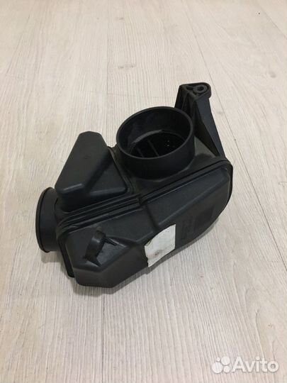 Резонатор воздушного фильтра Mercedes Benz C200