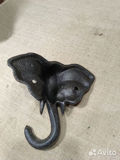 Крючок чугунный слон