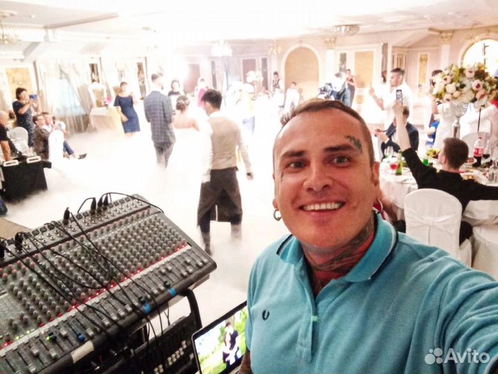 Диджей с оборудованием