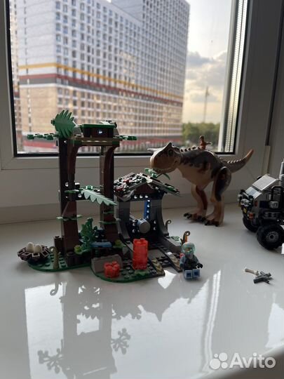 Конструктор 10926 Мир динозавров Побег в