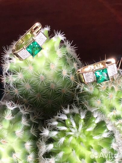 Золотые серьги с изумрудами цвета Параиба и Брилл