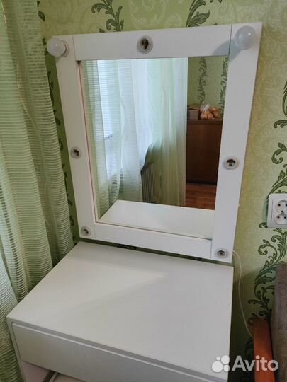 Туалетный столик с зеркалом с подсветкой и пуфиком