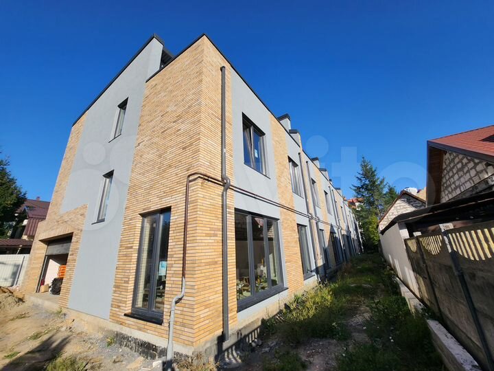 Таунхаус 240 м² на участке 2 сот.