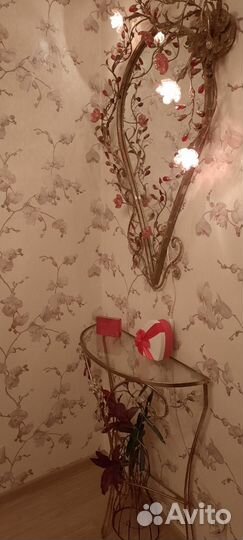 Дизайнерское зеркало и столик