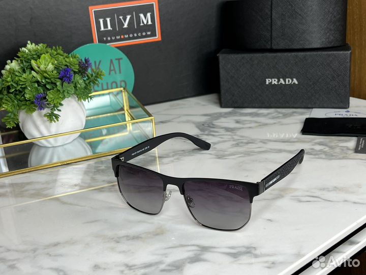 Солнцезащитные очки Prada