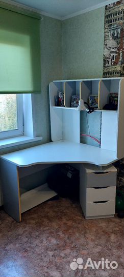 Угловой письменный стол с полками