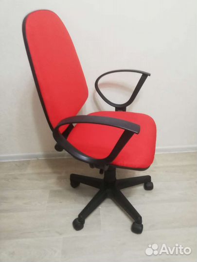 Компьютерное кресло в интерьер