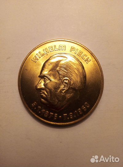 Коллекция медалей ГДР и фотоаппарат Zenit -E