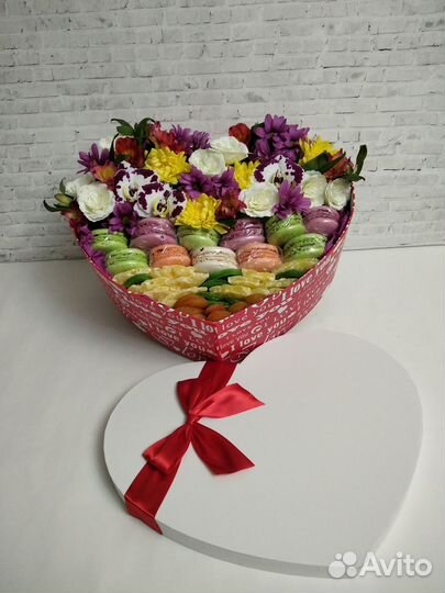 Сладкий подарок с живыми цветами