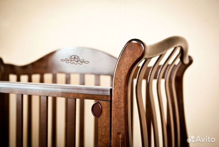 Детская кроватка с маятником и ящиком