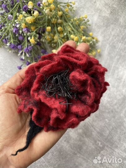 Брошь вленная из шерсти ручная работа