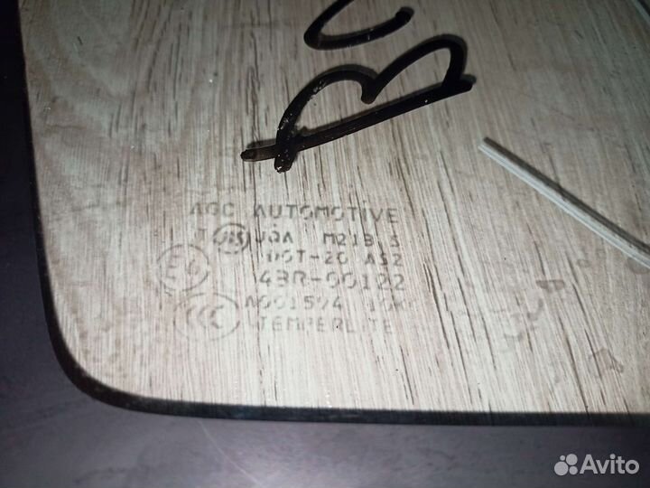 Стекло кузовное глухое правое Suzuki Grand Vitara