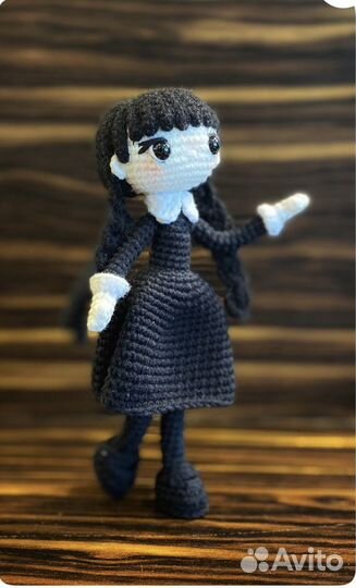 Вязаная кукла «Уэнсдей Адамс» амигуруми