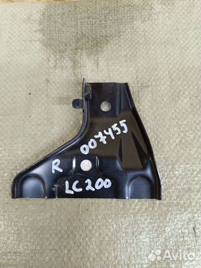 Кронштейн фары правый Toyota Land Cruiser 200