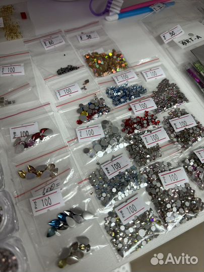 Дизайны для ногтей, стразы, блестки, наклейки