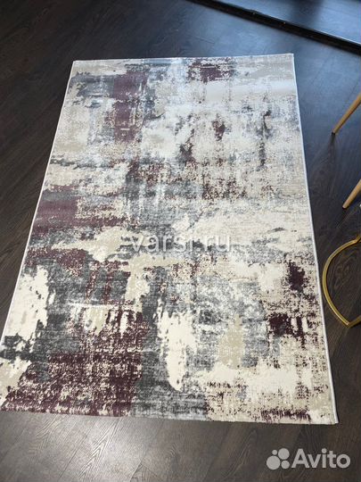 Ковер серый моамор с брусничным лофт