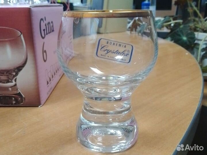 Хрустальные рюмки на ножке