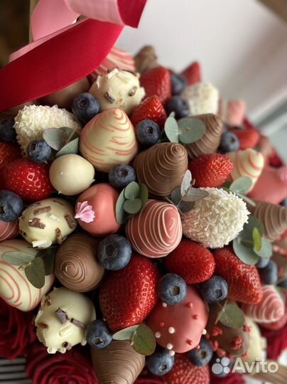 Подарочные корзины, клубника в шоколаде