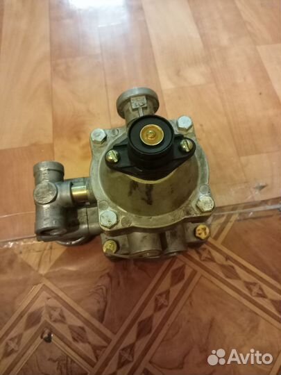 Клапан управления тормозами прицепа двухпроводной