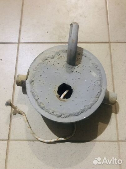 Оголовок металлический для скважины