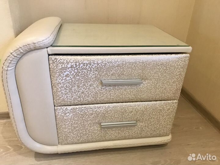 Прикроватные тумбы молочный беж