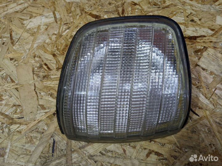 Поворотник передний mercedes w126