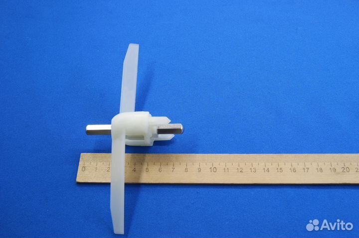 Ось-лопасть для кухонного комбайна Bosch 10004361