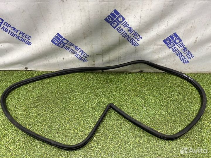 Уплотнительная резинка боковой двери передняя