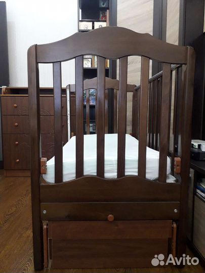 Детская кроватка с маятником и ящиком