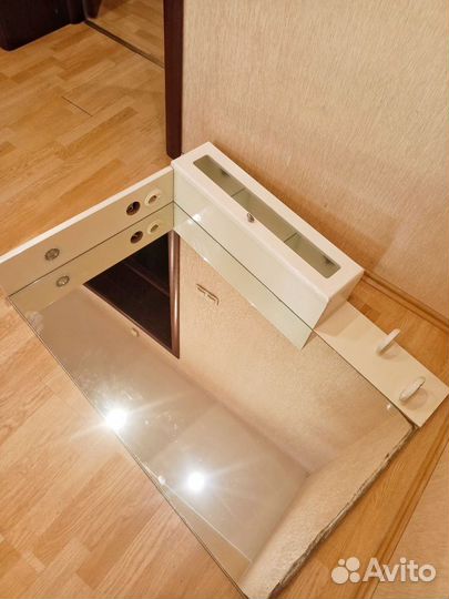 Зеркало с шкафчиком для ванны