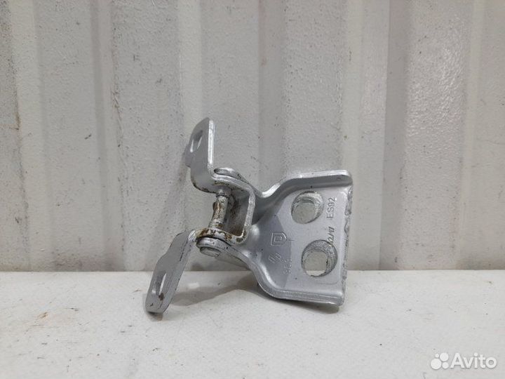 Петля двери передней правой нижняя LADA X-Ray