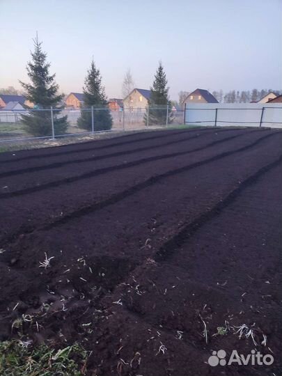 Вспашка земли плугом и фрезой