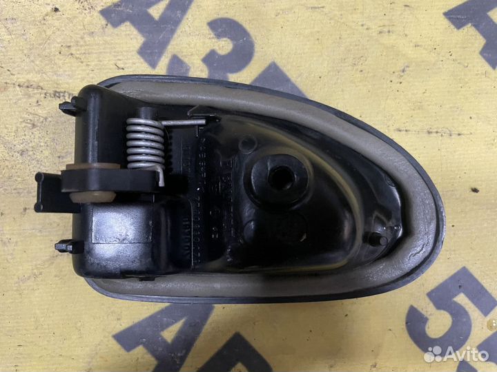 Ручка передняя правая внутренняя Renault Logan 1