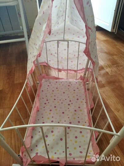 Кроватка для кукол с балдахином