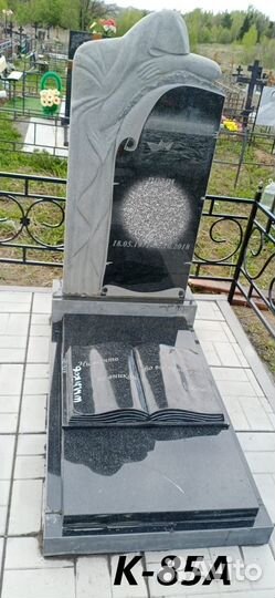 Фигурный памятник из натурального гранита