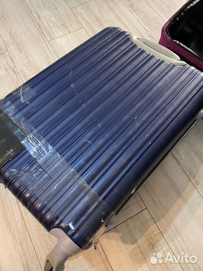 Чемодан с вещами