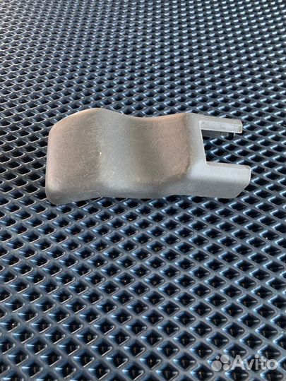 Крышка петли сиденья лев. перед. Toyota Land Cruis