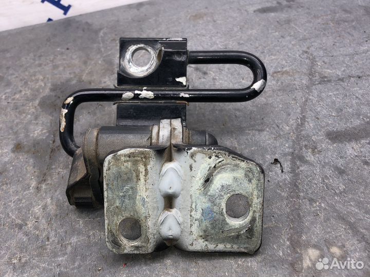 Задняя левая петля passat B6