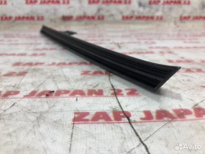 Молдинг решетки радиатора передний правый Toyota