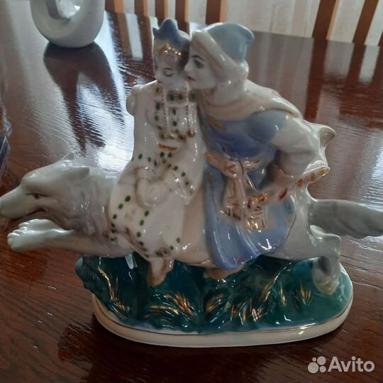 Статуэтка фарфор