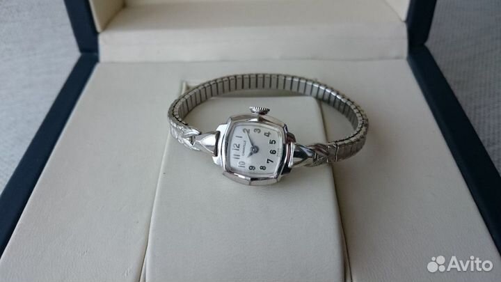 Женские позолоченные наручные часы Caravelle N7