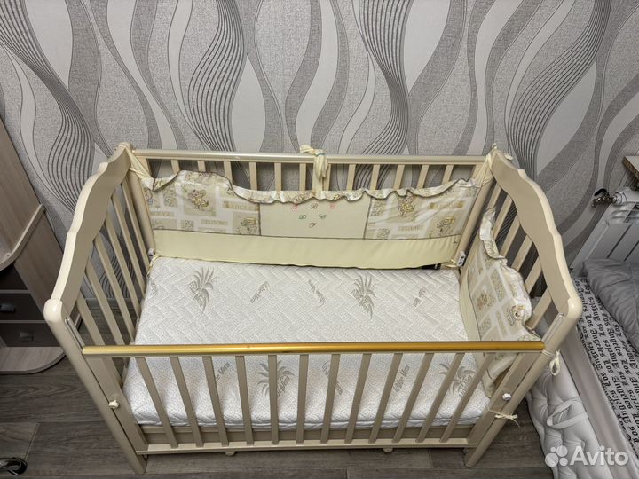 Детская кроватка с продольным маятником