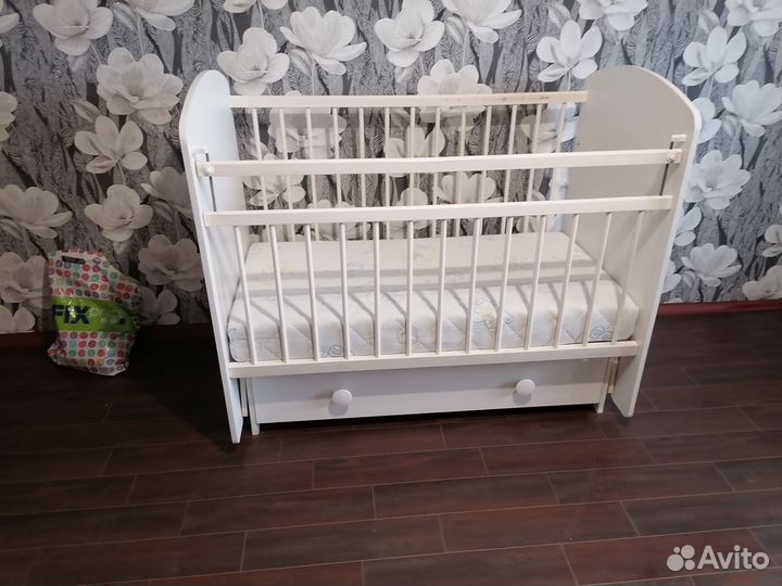 Детская кроватка с маятником и ящиком