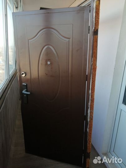 Продам входную дверь бу (есть дефект)